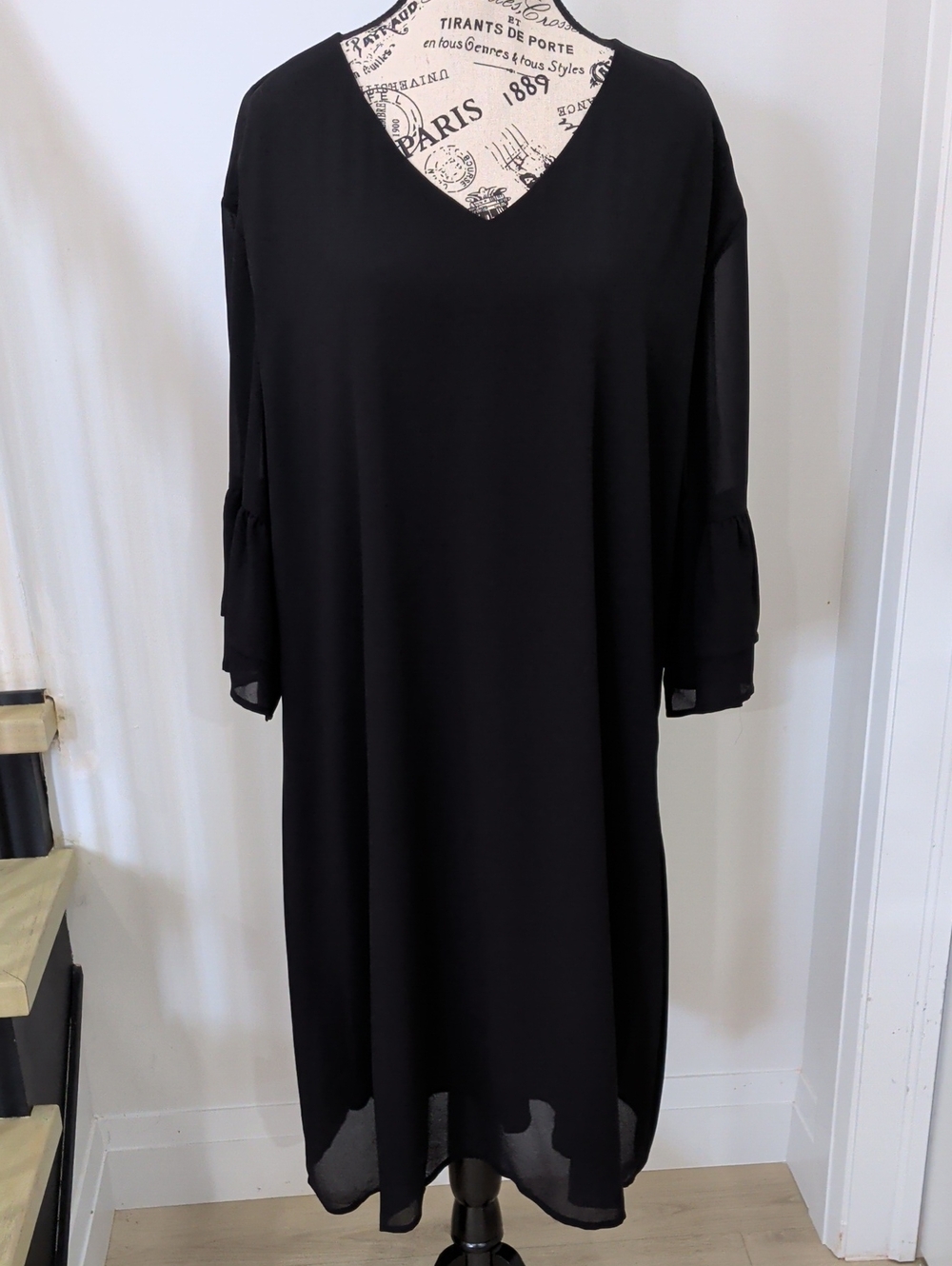CELKUSER | Women's Black Lined V-Neck 3/4 Length Tiered Ruffle Sleeve Mi…